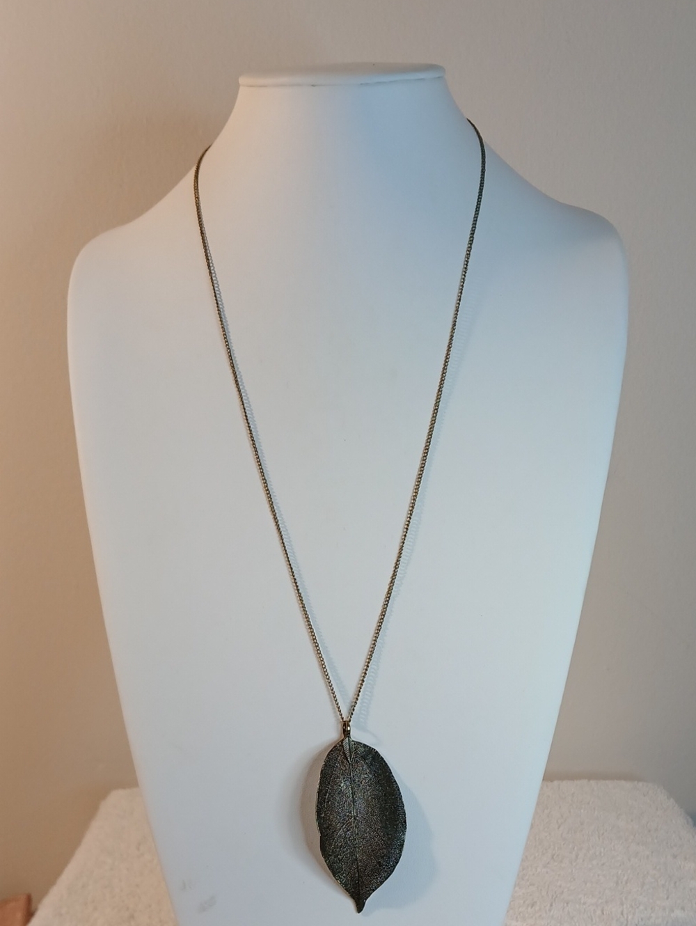Elegant Gold Leaf Pendant Necklace